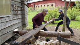 Pärehöylän kunnostajat Pöyryn Matti ja Mikkosen Eino toteavat, että höylä pelittää jälleen.