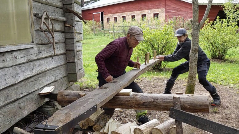 Pärehöylän kunnostajat Pöyryn Matti ja Mikkosen Eino toteavat, että höylä pelittää jälleen.