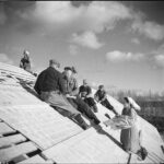 Pärekattotalkoot vuonna 1948. Kuva: Jussi Kangas/Museovirasto