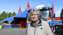 Sirkus Finlandia pysähtyy aina myös toisen perustajansa Leena Jurvakaisen kotiseudulla Iissä. Tänä kesänä kiertue pysähtyi Iissä Rantakestilän kentällä 1.6. Kuvat: Tuija Järvelä-Uusitalo
