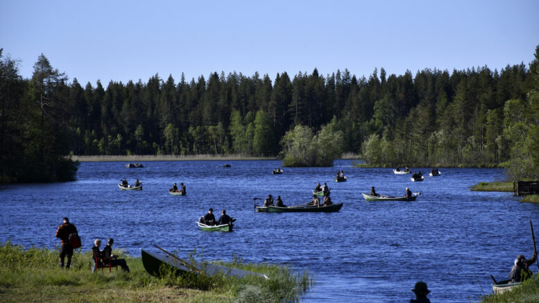 Uistelun Ylikiiminki-cupin Juopulinjärven osakilpailu uisteltiin mukavassa säässä. Kuvat: Pirjo Holappa