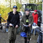 Veeti Koponen (vas.) ja Teppo Mettovaara uistelivat Juopulinjärven mestareiksi.