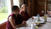 Huumorintajuisen Geshe Pema Dorjeen (takana) kanssa juttu luistaa. Kuvassa etualalla Dorjeen avustaja ja munkki Jigdrel Tsultrim. Kuvat: Joni Nalli