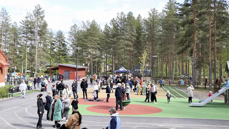 Tuokkosen ja Laivakankaan päiväkotien yhteinen kevätrieha oli menestys. Mukana järjestelyissä oli lukuisia alueen toimijoita ja perheitä saapui paikalle runsaasti. Kuvat: Teea Tunturi