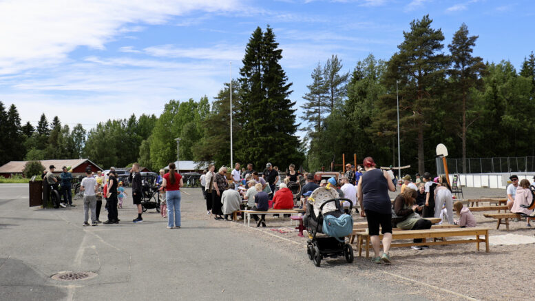 Tirinkylän koululla järjestetyssä kesäjuhlassa puheensorina kävi ja lapset riensivät menojaan. Kuvat: Joni Nalli