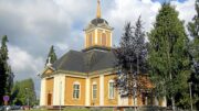 Ylikiimingin kirkko on tänä kesänä tiekirkkona sen 240-vuotisjuhlan kunniaksi. Arkistokuva on kirkon 230-vuotisjuhlista. Kuva: Teea Tunturi