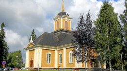 Ylikiimingin kirkko on tänä kesänä tiekirkkona sen 240-vuotisjuhlan kunniaksi. Arkistokuva on kirkon 230-vuotisjuhlista. Kuva: Teea Tunturi