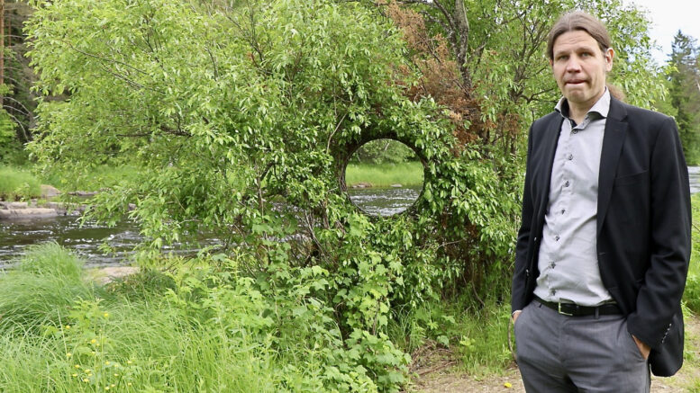 Antti Laitisen Olet tässä -teos on levittäytynyt eri puolille Koitelia. Se tarjoaa mahdollisuuden pohtia hetkeä, omaa suhdetta luontoon sekä ympäröivään maailmaan. Lisää kuvia avajaisista Rantapohjan nettijutun yhteydessä. Kuvat: Teea Tunturi