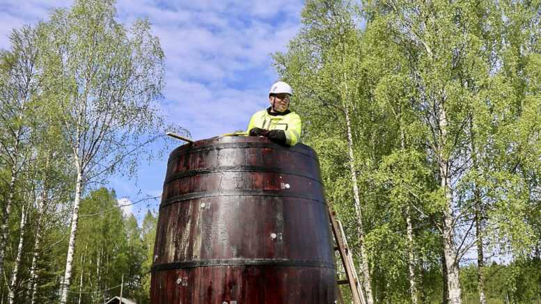 Haukiputaalainen Kari Korpela rakensi Ylikiimingin kirkkorannalle sijoittuvaa japanilaisen Takahiro Iwasakin installaatiota. Kolmen metrin korkuinen perinteinen puutynnyri kätkee sisäänsä satoja herkkiä, pimeässä hohtavia lumihiutaleita. Kävijät voivat kurkistaa tynnyrin pienistä aukoista ja nähdä hiutaleiden symmetrian. Iwasakin teoksen nimi Architectural Snowflakes. Kuva: Teea Tunturi