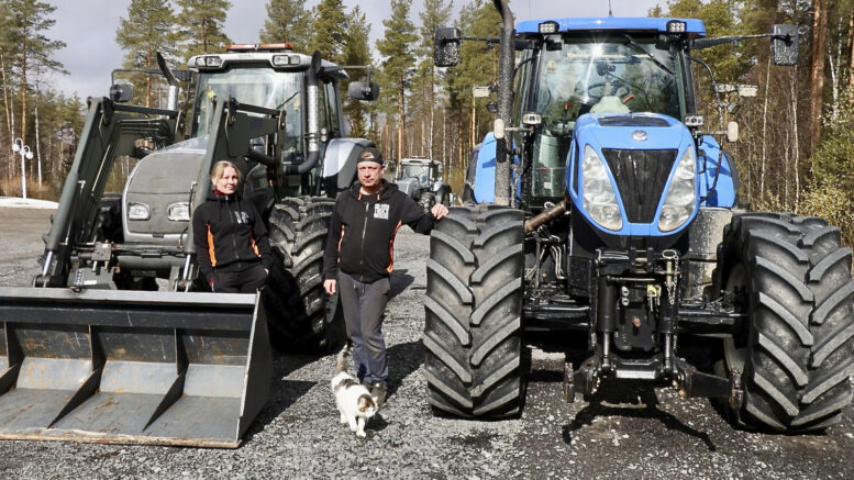 Kiiminkiläiset Satu ja Johannes Vähäsöyringillä oli parhaillaan useita työntekijöitä ja paljon kalustoa turvesuolla. Nyt kalustoa kotiutetaan suolta, eikä oma tulevaisuus ole selvillä. Pariskunta ihmettelee, miksi avattuja soita ei nostettu loppuun ja turvetuotantoa ajettu alas maltilla, jos se on välttämätöntä.Kuva: Teea Tunturi
