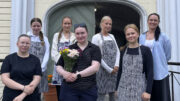 Annica Hietala, Seelia Similä, Jenni Jämsä, Moona Alaniemi, Enni Pisilä, Helmi Vainionpää sekä Karita Isola tapulikahvilan edustalla. Kuvat: Helmi Jaara