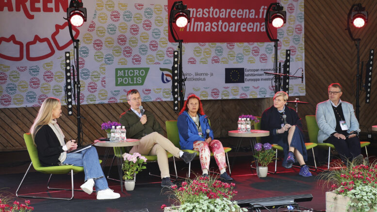 Mikko Heikkilä, Sanna Syri, Riitta Larnimaa ja Jukka Leskelä pohtivat, miten tulevaisuudessa sähköä kulutetaan ja riittääkö sähköä kaikille.
