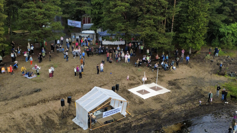 Ukkolanranta muuntautui lauantaina esiintymisareenaksi niin muusikoille, taiteilijoille kuin tankotanssiinkin. Kuvat: Anu Kauppila