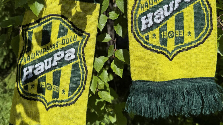 Haupan huivi voitti Suomen Palloliiton kaunein seurahuivikisan. Kuva: Haukiputaan Pallo
