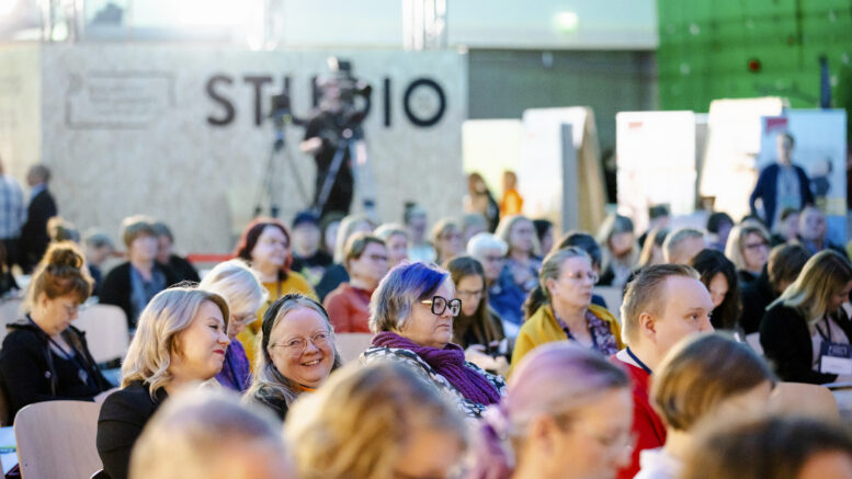 Maaseutuparlamentin yleisöä Nurmeksessa vuonna 2024. Kuva: Risto Kuittinen.