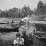 Rantapohjan toimitus löysi täksi juhannukseksi hienon juhannuskuvan Museoviraston kuva-arkistosta. Kuvaan on ikuistettu juhannustulet Kouvolan Jokelassa 24. kesäkuuta 1956. Samanlaisia juhannustunnelmia on koettu Rantapohjankin alueella. Kuvan on ottanut Erkki Voutilainen.