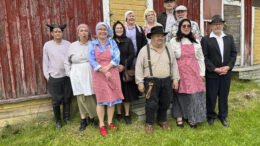 Hannuksen teatteriryhmä Pölöhöttäjät. Kuva: Pertti Kutilainen