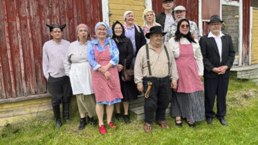 Hannuksen teatteriryhmä Pölöhöttäjät. Kuva: Pertti Kutilainen