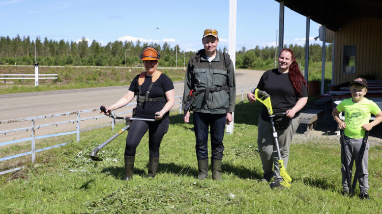 Henna, Kari, Jenna ja Aatu talkoilivat Virpiniemen raviradalla viime viikolla, jotta rata saadaan kuntoon 12.7. järjestettäviä raveja varten. Kuva: Anu Kauppila