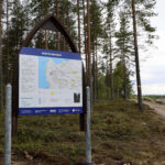 Parkkipaikalla osoitteessa Isoniementie 389 on opastaulu, jossa kerrotaan alueesta ja reitistä.
