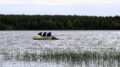 Kevään kelit eivät täysin rysäpyyntiä suosineet, sillä pahimmillaan kova tuuli sai rysän irtoamaan pohjasta, jolloin pyydyksen nielu umpeutui. Lisäksi rysiin tarttui tuulisilla ilmoilla roskaa. Kuvan tilanteessa pyydyksestä löytyi runsaasti pientä kalaa mutta ei yhtään lahnaa. Kuvat: Ritva Piri