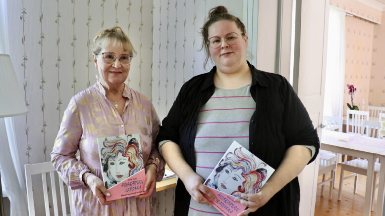 Salme Niemi (vas.) kiittelee kirjan lopullisesta muotoutumisesta toimittaja Jenny Kärkeä, joka muokkasi hänen tekstinsä julkaisukuntoon. Kuvat: Tuija Järvelä-Uusitalo