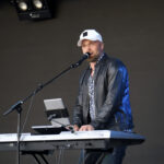 Elias Vatjus esitti omia versioitaan tunnetuista kotimaisista kappaleista.