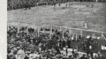 Argentiinan ja Uruguayn MM-finaali vuoden 1930 kisoissa kävi kuumana. Kuva kirjasta Kuningas Jalkapallo. Kuva: Seppo Viirret