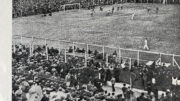 Argentiinan ja Uruguayn MM-finaali vuoden 1930 kisoissa kävi kuumana. Kuva kirjasta Kuningas Jalkapallo. Kuva: Seppo Viirret