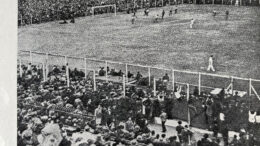 Argentiinan ja Uruguayn MM-finaali vuoden 1930 kisoissa kävi kuumana. Kuva kirjasta Kuningas Jalkapallo. Kuva: Seppo Viirret