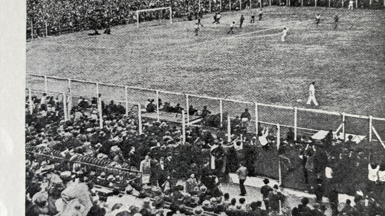 Argentiinan ja Uruguayn MM-finaali vuoden 1930 kisoissa kävi kuumana. Kuva kirjasta Kuningas Jalkapallo. Kuva: Seppo Viirret