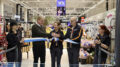 Hanne ja Timo Similä Keskon Pohjois-Suomen aluejohtaja Jari Saarisen kanssa leikkaamassa K-Supermarket Jäälin avajaisnauhaa viime joulukuussa. Nyt parkiskunnalla on edessään uudet haasteet Haukiputaalla. Aerkistokuva: Teea Tunturi