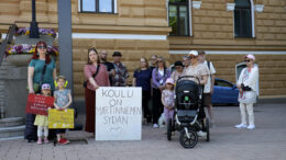 Ennen Oulun kaupunginvaltuuston kesäkuista kokousta kaupungintalon edustalla järjestettiin kyläkoulujen säästämisen puolesta mielenosoitus. Kuva: Rantapohjan arkisto
