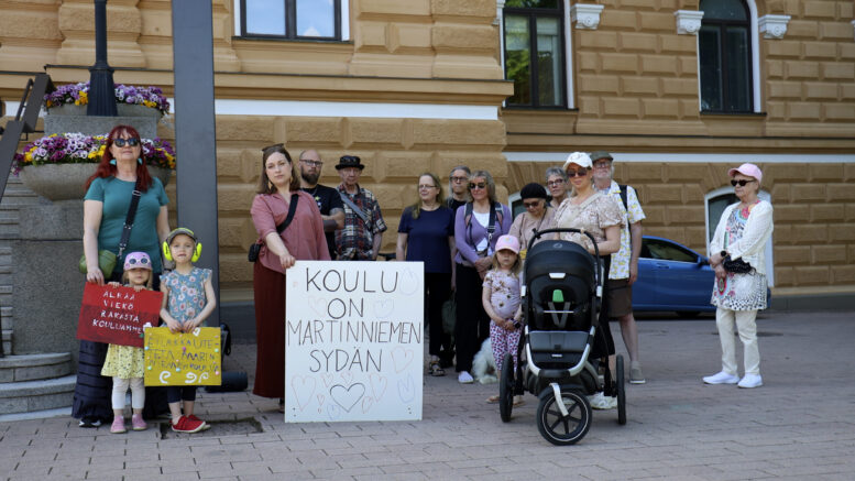 Ennen Oulun kaupunginvaltuuston kesäkuista kokousta kaupungintalon edustalla järjestettiin kyläkoulujen säästämisen puolesta mielenosoitus. Kuva: Rantapohjan arkisto