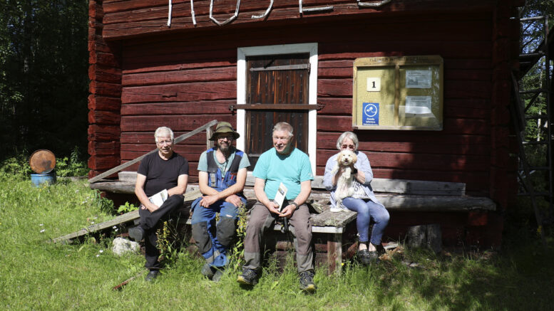 Matti Hiltunen, Erkki Pöyskö ja Kyösti Rasi toivovat ihmisten saapuvan viettämään TervasTiimaa iloisin mielin. Kuvassa mukana myös Ylikiimingin kotiseutumuseon emäntä Sylvi Rautiainen. Kuva: Joni Nalli