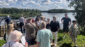 Upea jokimaisema ja helle helli kävelijöitä.