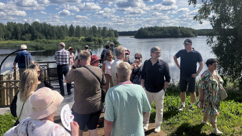 Upea jokimaisema ja helle helli kävelijöitä.