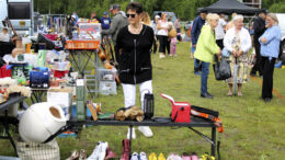 Peräkärrykirppiksen tavarapaljouden keskellä saattoi katsella vaikkapa jotain, mitä asiakas ei vielä tiennyt edes tarvitsevansa. Kentälle syntyi myös lukuisia jutteluryhmiä tuttujen tavatessa toisiaan, usein pitkänkin ajan jälkeen. Kuvat: Ritva Piri