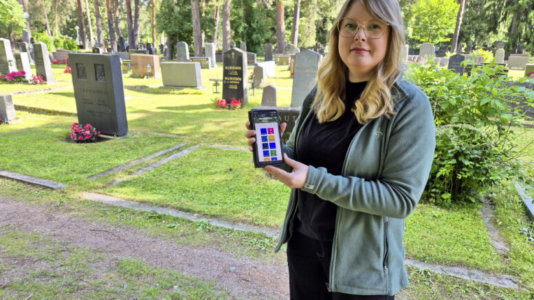 Hautojen sijaintia tiedustellaan hautauspalveluista etenkin kesäisin. Oulun hautausmaalla työskentelevä kausipuutarhuri Sarianna Koukkula voi opastaa hautausmaalla vierailevat oikealle haudalle hautakarttapalvelun avulla. Kuva: Marita Ahlgren