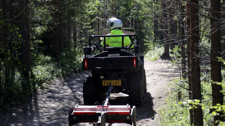 Maatutkaluotausta tehdään rauhalliseen tahtiin. Vauhtia ei ole kuin 5-10 kilometriä tunnissa. Kuvat: Joni Nalli