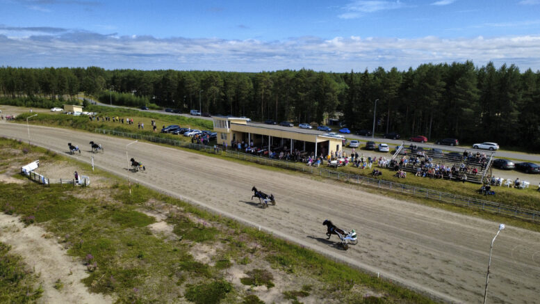 Virpiniemen paikallisravit onnistuivat niin yleisön, järjestäjien kuin hevosharrastajienkin mielestä. Kuvat: Anu Kauppila