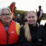 Marja-Leena Pernu lähti lauttamatkalle nuorimman lapsenlapsensa Annin kanssa.