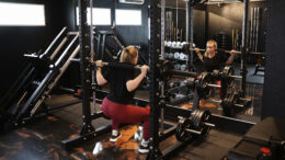 Personal trainerina 14 vuotta työskennellyt Anu Suotula muistuttaa, että isojen lihasten treenaminen on tärkeää lihaskunnon ylläpitämiseksi. Kuva: Anu Kauppila