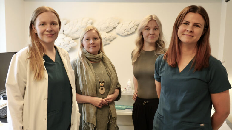 Iihin perustetulla lääkäriasema Aurorialla työskentelevät vakituisesti iiläiset lääkäri Iiris Lager (vas.) ja sairaanhoitaja Marjut Kiuttu (oik.). Fysioterapeutit Maarit Rajala (toinen vasemmalta) ja Martta Alakärppä toimivat siellä osa-aikaisesti. Kuva: Tuija Järvelä-Uusitalo
