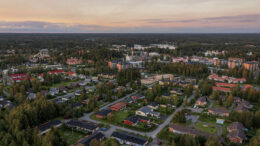 Haukiputaalla asutaan paljon pientaloissa, mutta myös rivi- ja kerrostaloja on. Arkistokuva: Joona Karjalainen