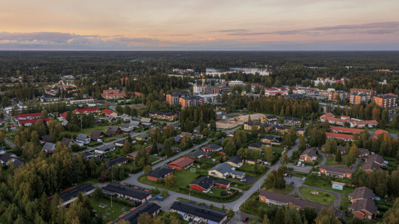 Haukiputaalla asutaan paljon pientaloissa, mutta myös rivi- ja kerrostaloja on. Arkistokuva: Joona Karjalainen
