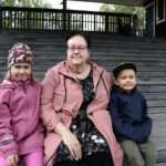 Anne Latvanen tuli lastenkonserttiin lapsenlastensa Ilonan ja Oskarin kanssa. Kuva: Tuija Järvelä-Uusitalo