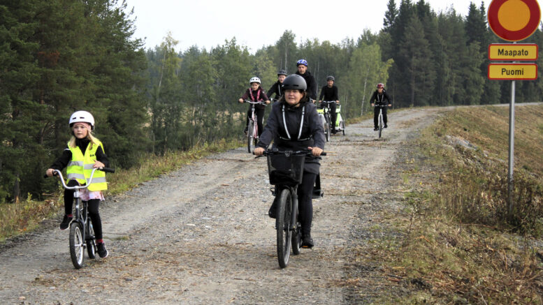 Iijokipyöräilyn lyhin noin kymmenen kilometrin mittainen reitti keräsi myös nuoria osanottajia ajelemaan. Jalokoskelle pyöräilijät saapuivat voimalaitoskanavan rantaa seurailevaa soratietä pitkin. Kuva: Ritva Piri