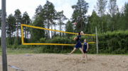 Beach volleyssa molempien pelaajien täytyy pystyä kattamaan monia eri rooleja ja tehtäviä kentällä. Kuvat: Joni Nalli