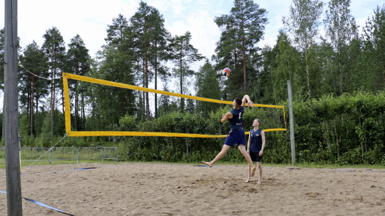 Beach volleyssa molempien pelaajien täytyy pystyä kattamaan monia eri rooleja ja tehtäviä kentällä. Kuvat: Joni Nalli
